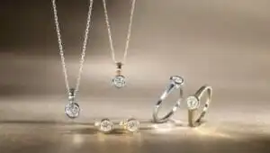Hadiah Ulang Tahun Liontin Berlian Untuk Istri