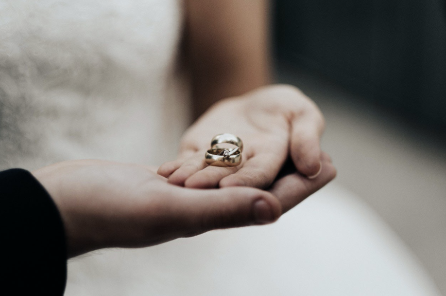 Cara Memilih Wedding Ring yang Cocok dengan Cincin Tunangan Anda