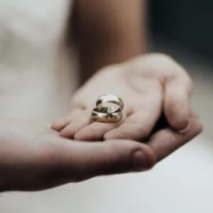 Cara Memilih Wedding Ring yang Cocok dengan Cincin Tunangan Anda