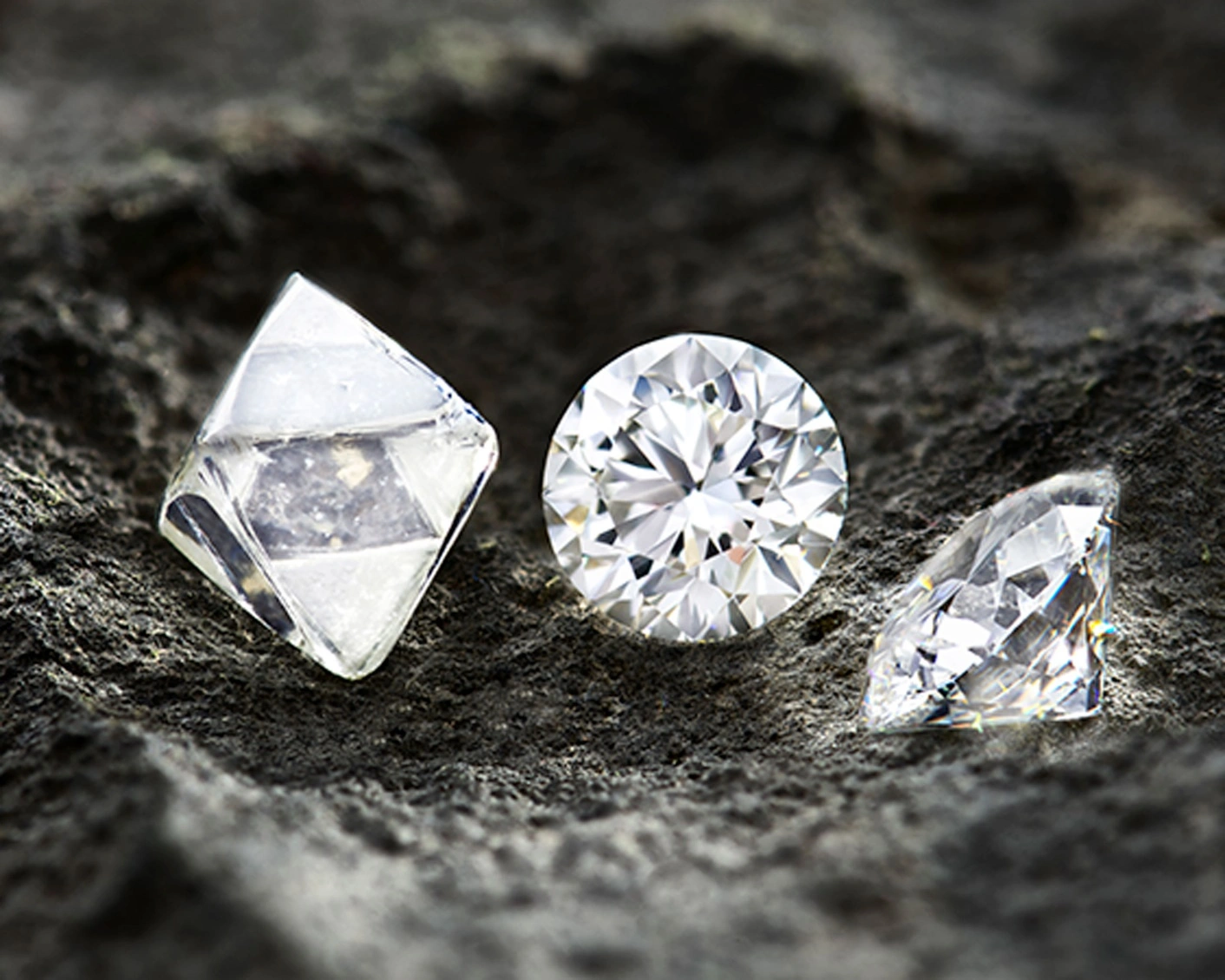 Cara Mengidentifikasi Anting Berlian Asli dari Berlian yang Berasal dari Konflik